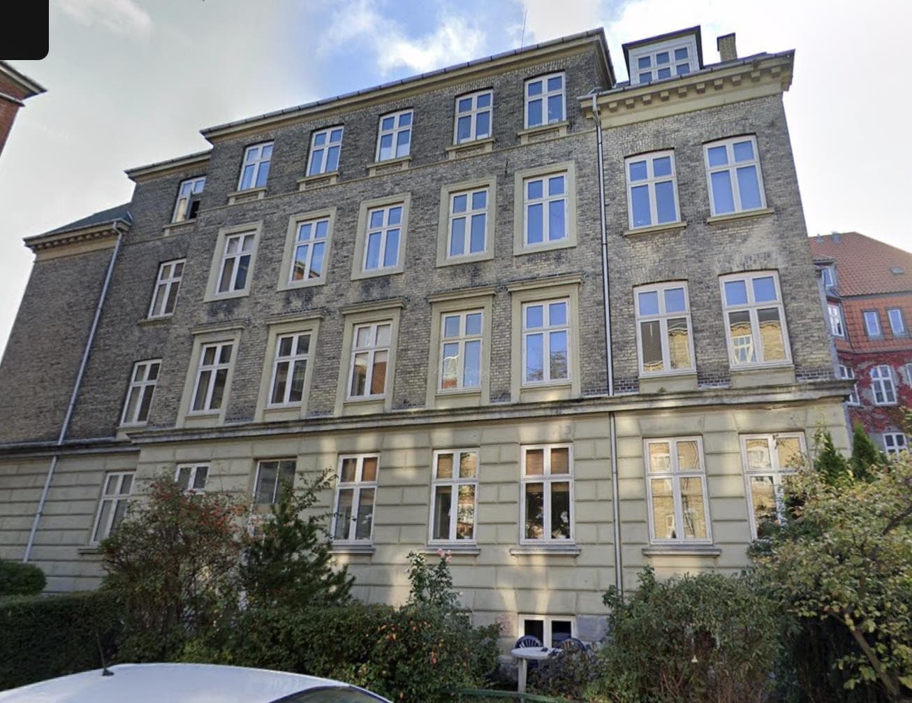 The façade of Erik Menveds Vej 4 seen from the street